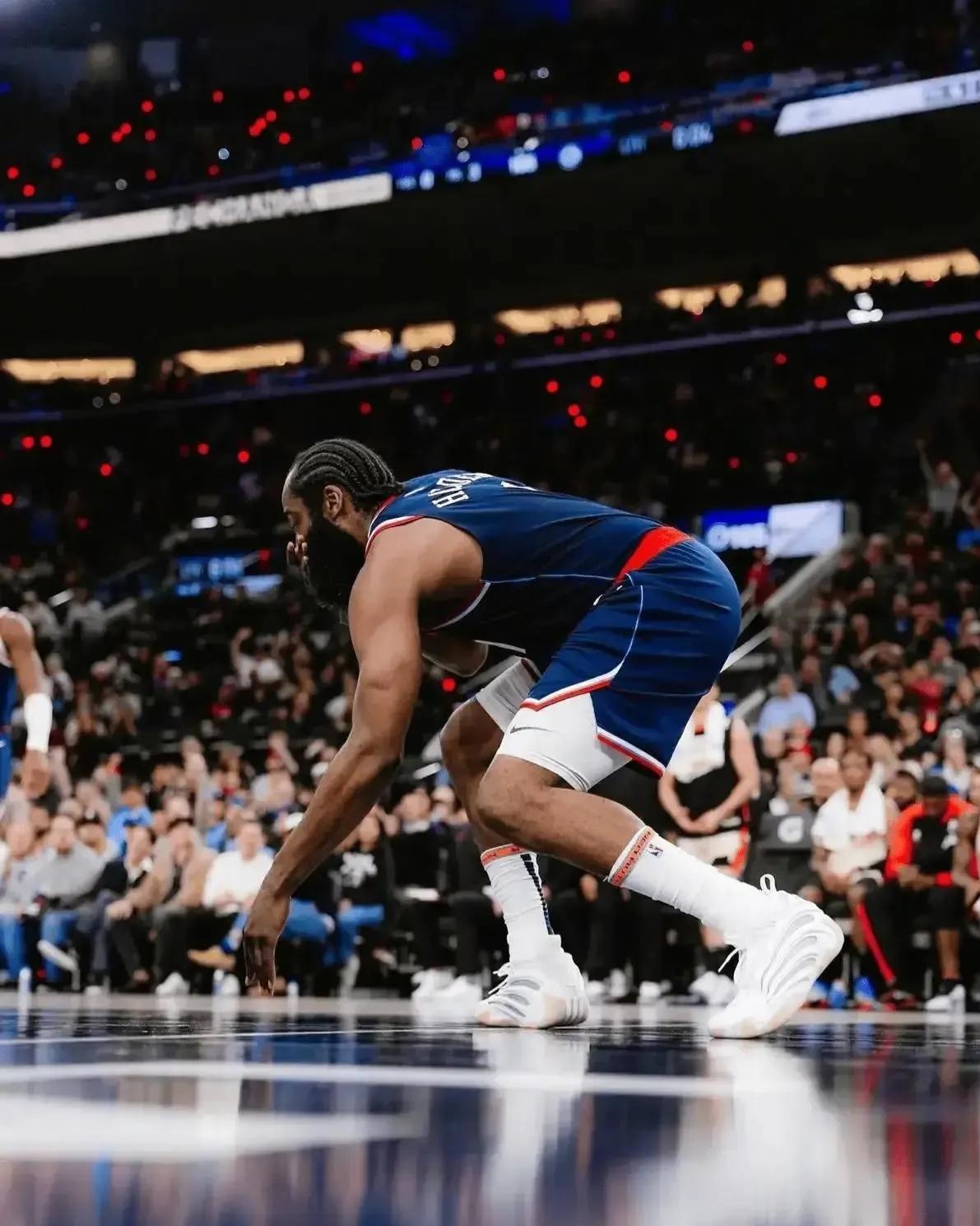 爱游戏-险胜引发热议！，哈登在热火比赛中表现优异再创辉煌时刻-爱游戏